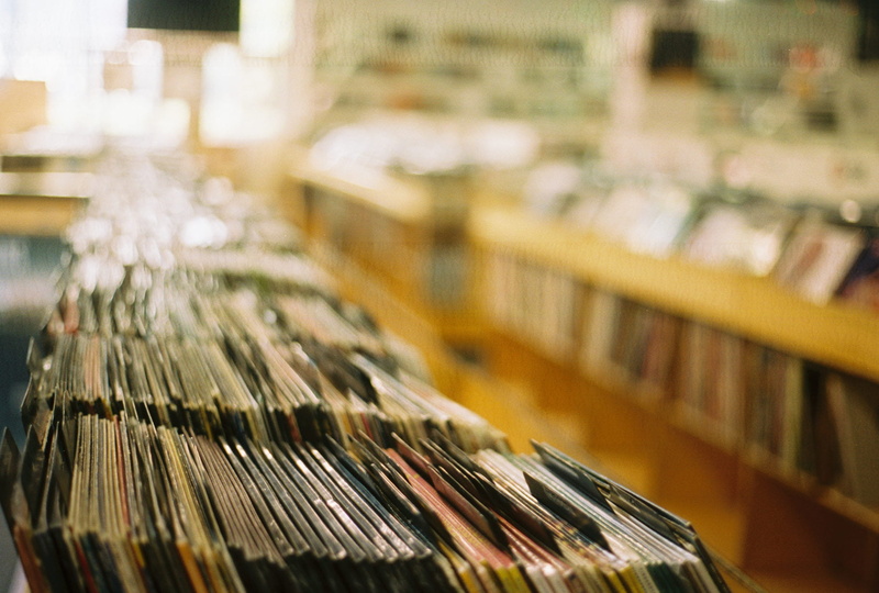 shelf, 720P, piano, in a row, wood - material, stacks, business, order, vinyl, arts culture and entertainment, retail, pattern, collection, music, no people