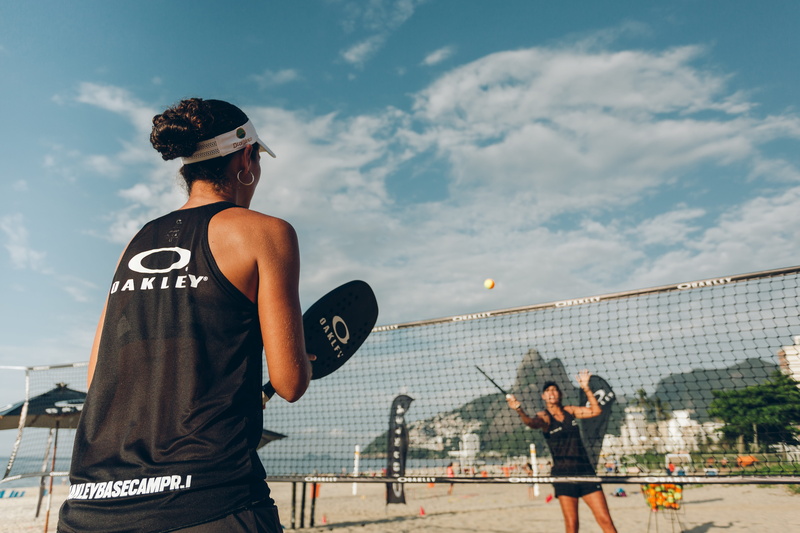 beach, sport, playing, 5K, lifestyles, casual clothing, oakley, three quarter length, nature, leisure activity, cloud - sky, holding, group of people