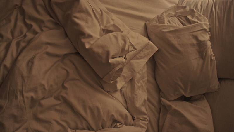 indoors, pattern, blanket, 1080P, comfy, linen, pillow, cozy, bed, no people, crumpled, domestic room, wrinkled, morning, brown, bedroom, high angle view