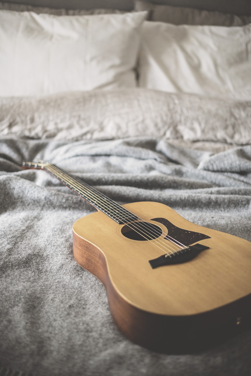 singing, folk Music, brown, bedding, acoustic, wood - Material, no People, arts And Entertainment, musician, lighting, bokeh, sound, close-up, 5K, blanket