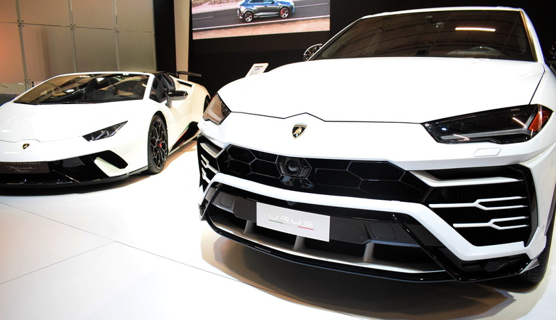 white car, white, front, indoors, mode of transportation, modern, reflection, vehicle, automatic, retail, speed, automobile industry, stationary, aventador