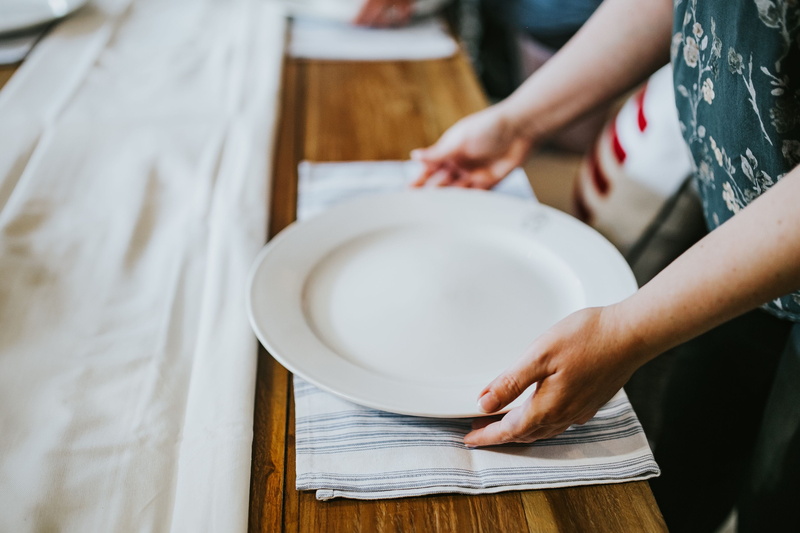 household equipment, 2K, human body part, pottery, one woman only, food and drink, indoors, home, lifestyles, craft, Elegant, human Hand, home decor, women