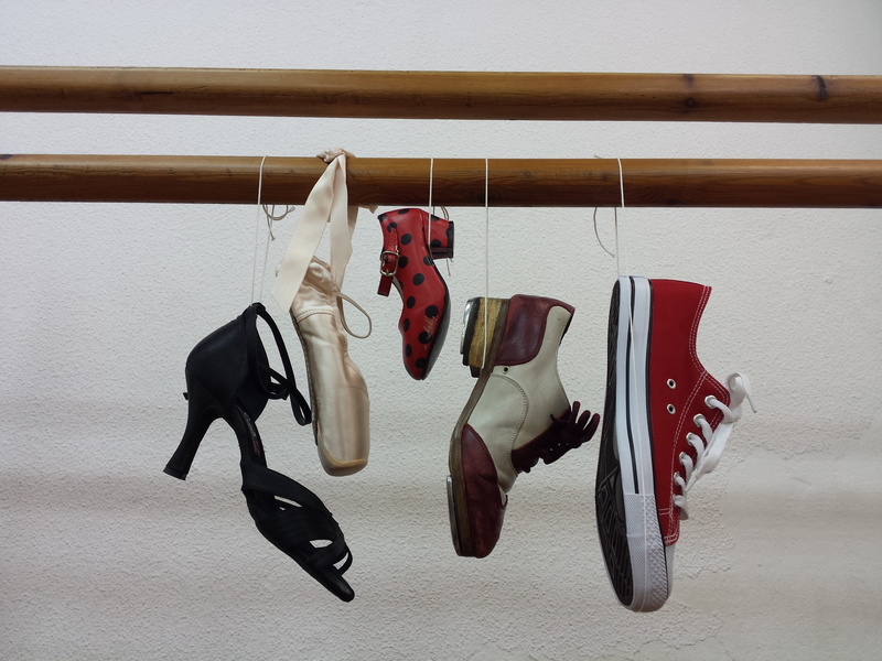 pair, Hang, 4K, sport, choice, footwears, focus, wood - material, fashion, shoe, variation, indoors, photography, side by side, still life, clothing, drying