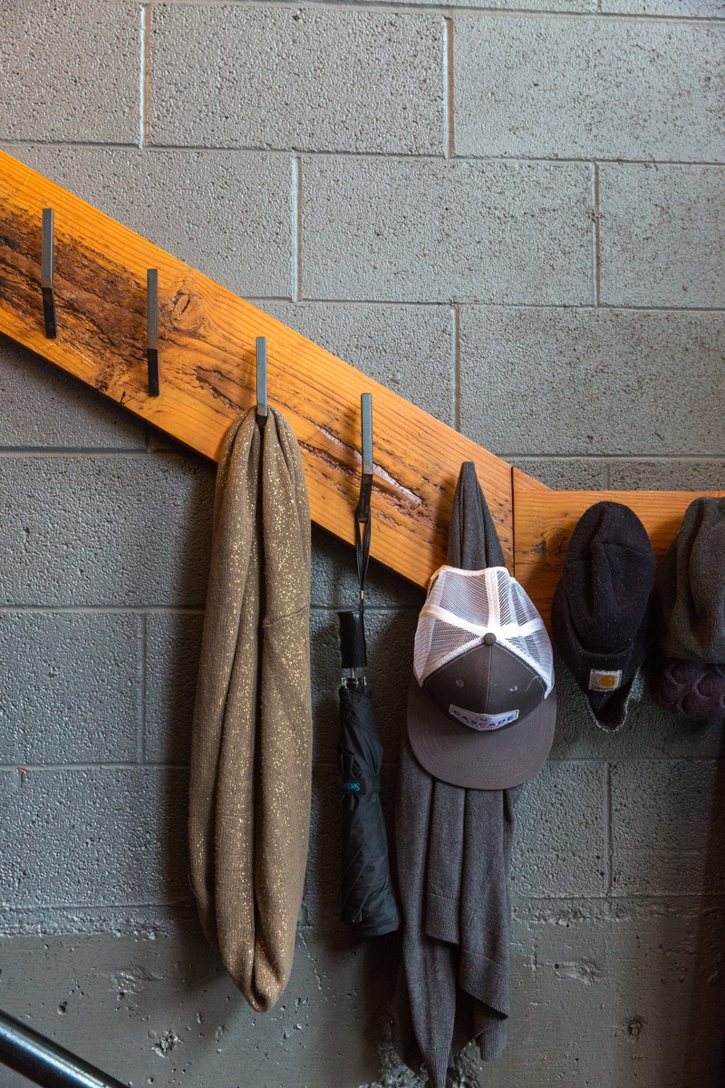 variation, sport, wall - building feature, architecture, 5K, wall, shawl, coathanger, wood - material, cap, clean, hanging, side by side, beanie, absence