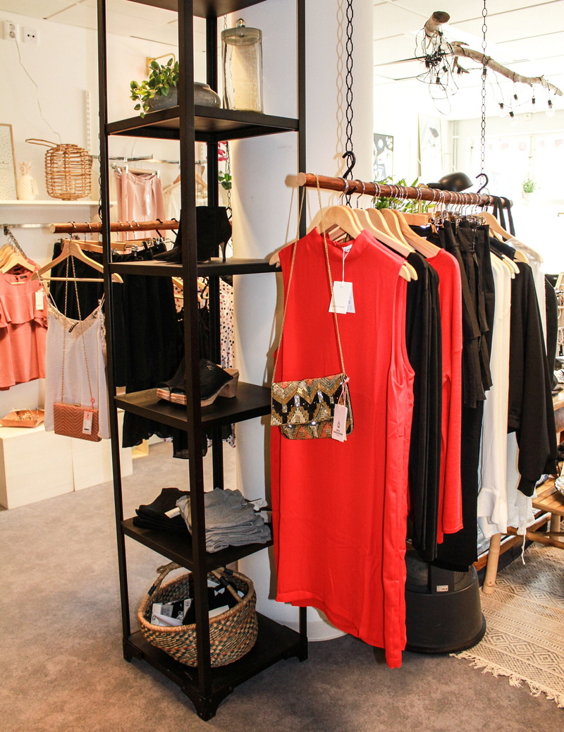 Shop, shopping, retail, clothing store, Clothing, Fashion, clothes rack, rack, store, boutique, for sale, womenswear, 2K, garment, coathanger, no people
