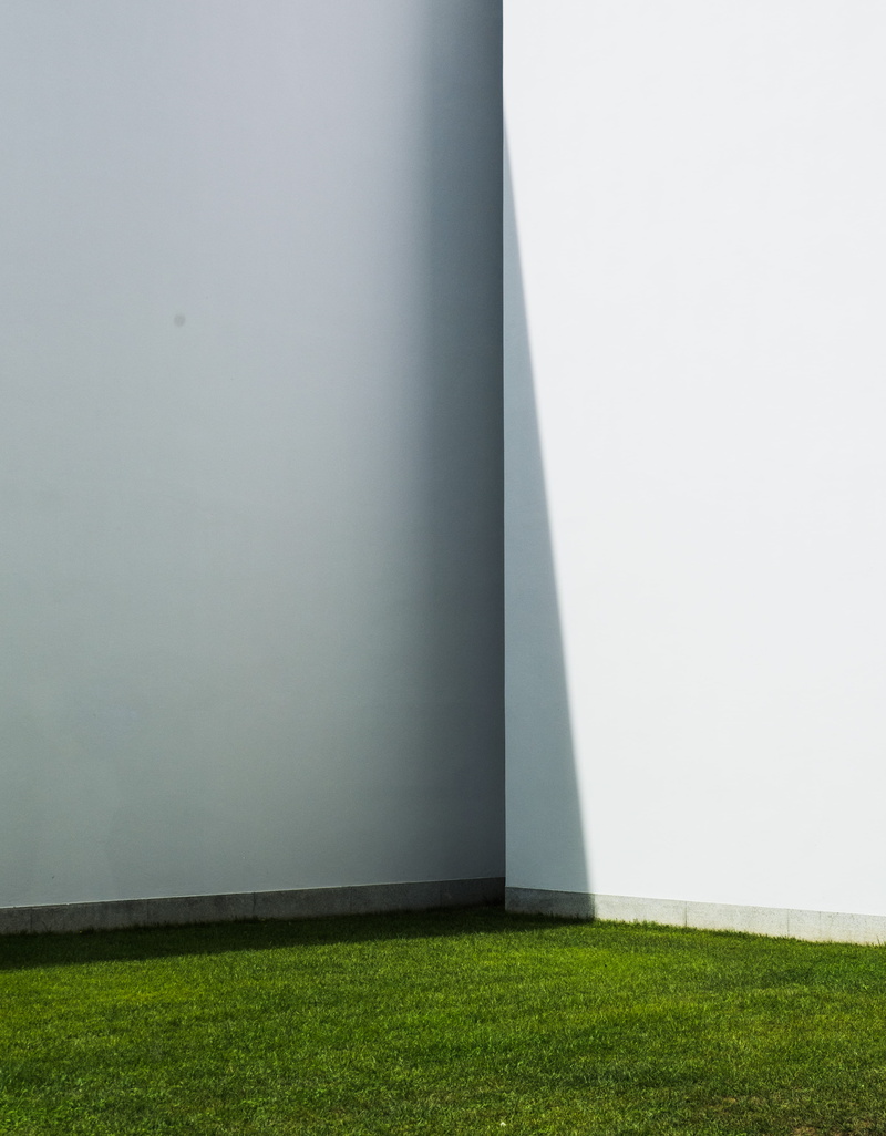 copy space, grass, 4K, land, architecture, wall - building feature, green, blank, nature, green color, white color, simplicity, built structure, field