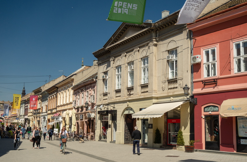 street, building, person, women, sunlight, men, serbia, day, human, 5K, text, novi sad, window, intersection, metropolis, town, architecture, urban, group of people