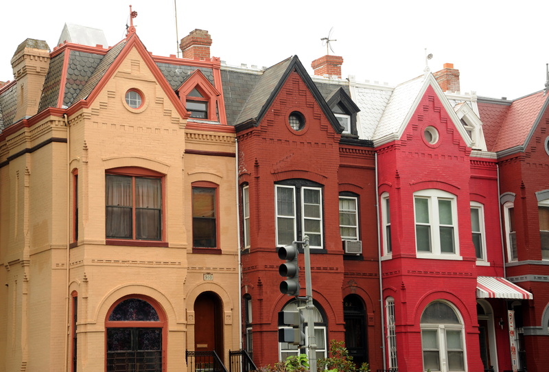 traffic light, windows, light, building exterior, tower, outdoors, architecture, row house, clear sky, victorian, arches, steeple, city, town, history