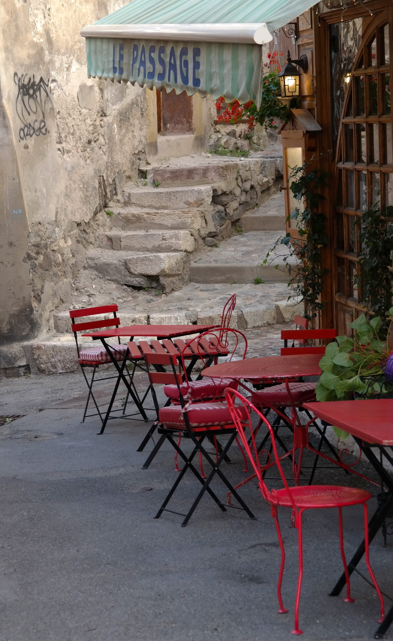 romance, tom, bench, no people, outdoors, alone, built structure, holiday, seat, absence, blank, day, wall - building feature, romantic, red, summer, plant