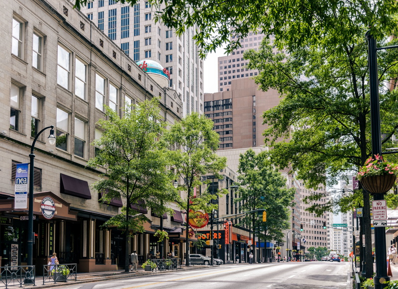 nature, city life, USA, mode of transportation, cafe, incidental people, building exterior, road, building, 5K, tree, Atlanta, the building, house, architecture