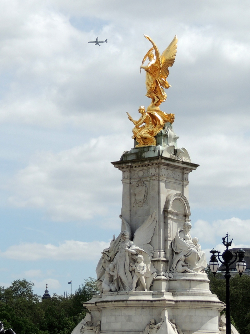 tourism, creativity, monument, representation, england, gilding, female likeness, low angle view, angel, travel destinations, outdoors, male likeness, statue