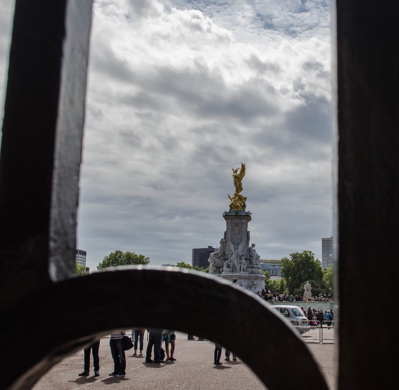 london, architecture, cloud - sky, engeland, incidental people, travel destinations, sky, verenigd koninkrijk, nature, art and craft, built structure, victoria memorial