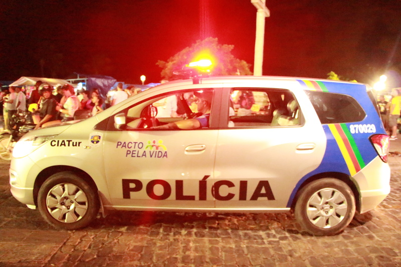 night, motor vehicle, mode of transportation, group of people, western script, transportation, police, law, car, text, street, authority, pernambuco, responsibility