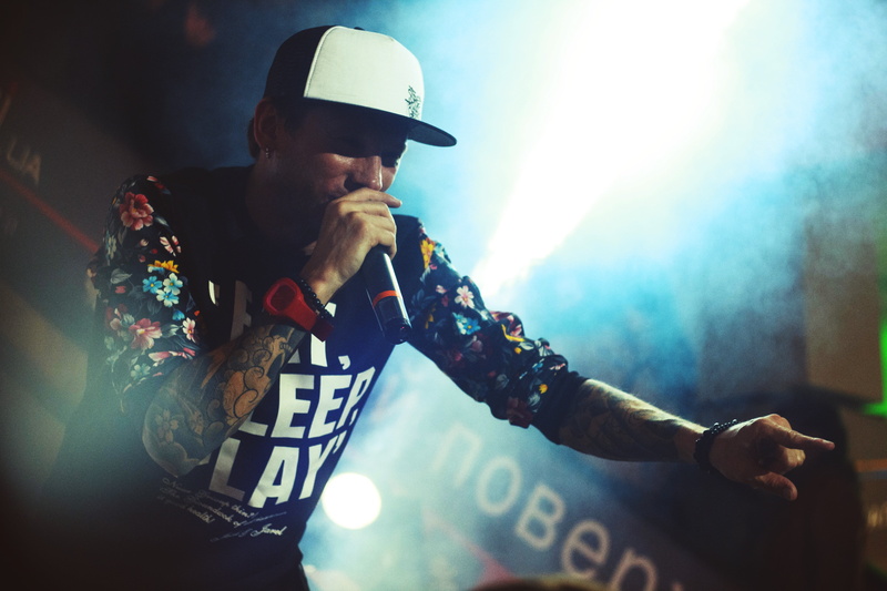 blue, style, nightlife, singing, sleeved, silhouette, arts culture and entertainment, young, futuristic, performing arts event, frieze, speed, rock music