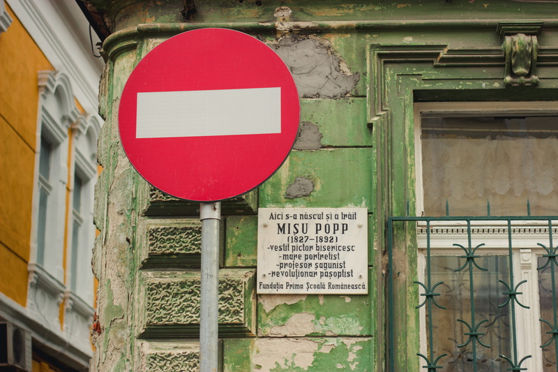 message, script, street, urban, history, 5K, town, near, plaque, old, wall, brasov, travel, red, built structure, building exterior, stop, facade, forbidden