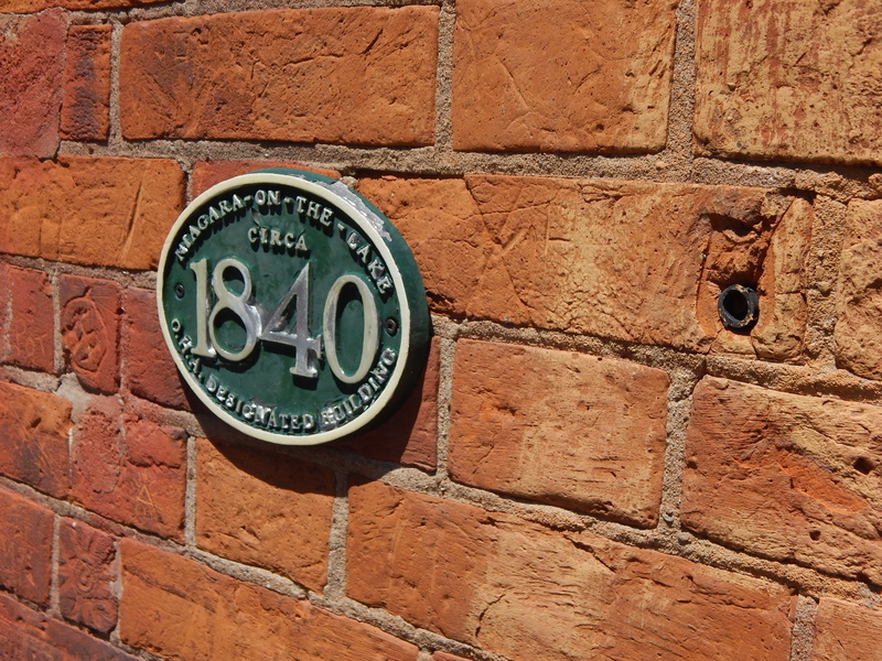 outdoors, circle, architecture, no people, wall - building feature, communication, Protected, built structure, old, Wall, day, 4K, brick, plaque, sign