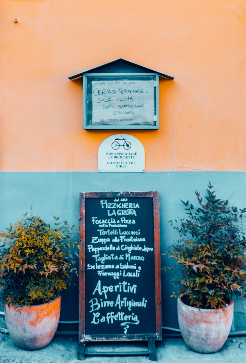 non-western script, flower pot, pizzicheria, architecture, growth, script, day, signage, text, western script, sign, no people, pottery, vase, outdoors