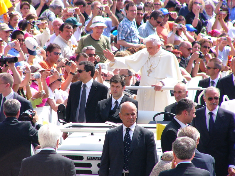 men, saint peters square, suit, motor vehicle, real people, mesa, togetherness, event, males, high angle view, women, outdoors, service, large group of people
