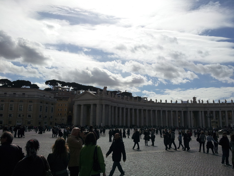 cloud - sky, dome, historical, crowd, women, Saint Peters, column, large group of people, building exterior, landmark, architectural column, roma, lifestyles