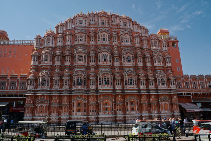 outdoors, building exterior, day, landmark, tourism, architecture, large group of people, built structure, facade, travel, group of people, arch, 5K, old
