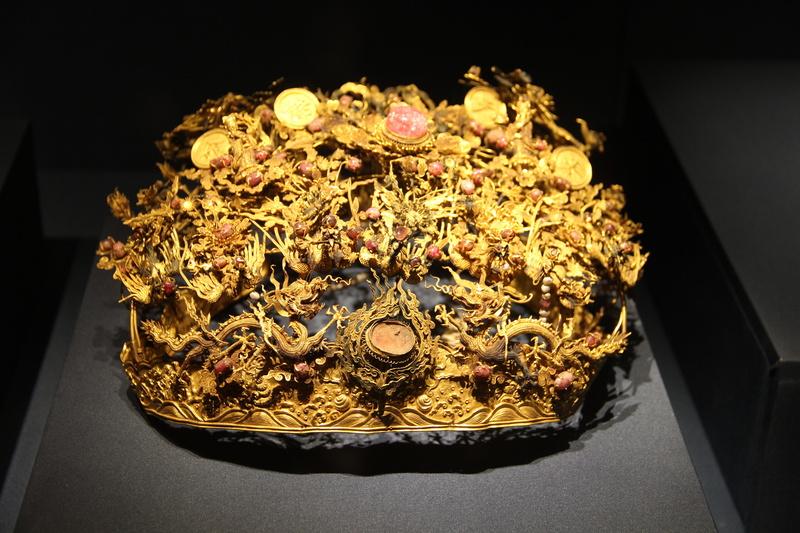 coronet, abundance, wellbeing, large group of objects, night, no people, high angle view, healthy eating, food, black background, luxury, table, wealth