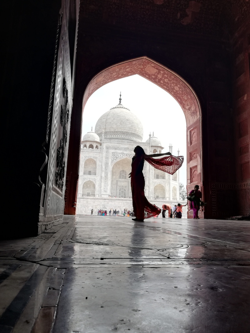 person, architecture, girl, india, arch, history, wind, incidental people, place of worship, built structure, day, spirituality, the past, 4K, human, courtyard