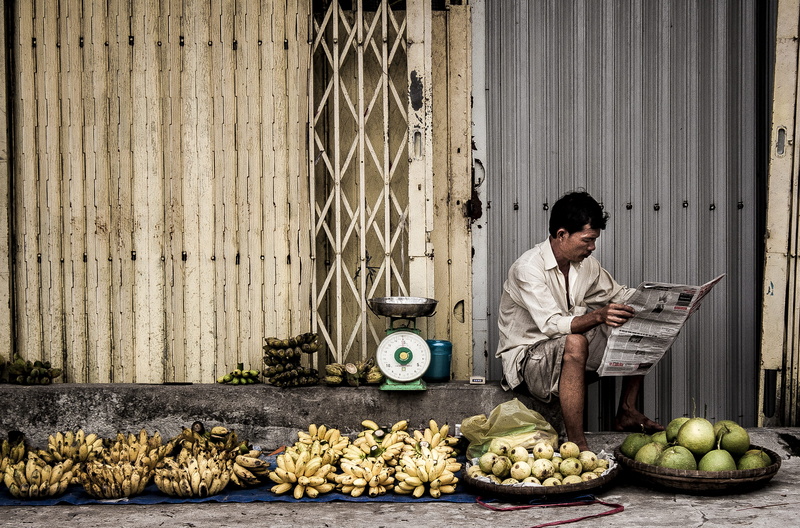 farmer, healthy eating, abundance, merchant, freshness, bananas, weighing scale, wear, street, apple - fruit, vegetable, food, one person, market, read