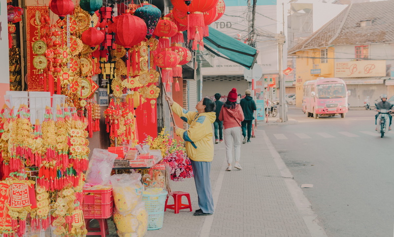 wear, built structure, lanterns, road, lantern, 5K, commerce, culture, pink bus, day, walking, adult, stock, traditional, incidental people, market, reaching