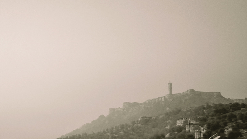 building, mountain range, jaipur, building exterior, tranquil scene, architecture, fog, history, no people, sky, copy space, beauty in nature, 4K, outdoors