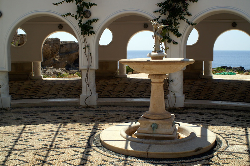 fountain, arch, lighting equipment, no people, architecture, greece, spa, 1080P, shadow, day, architectural column, sea, columnar, plant, round arch, palm tree