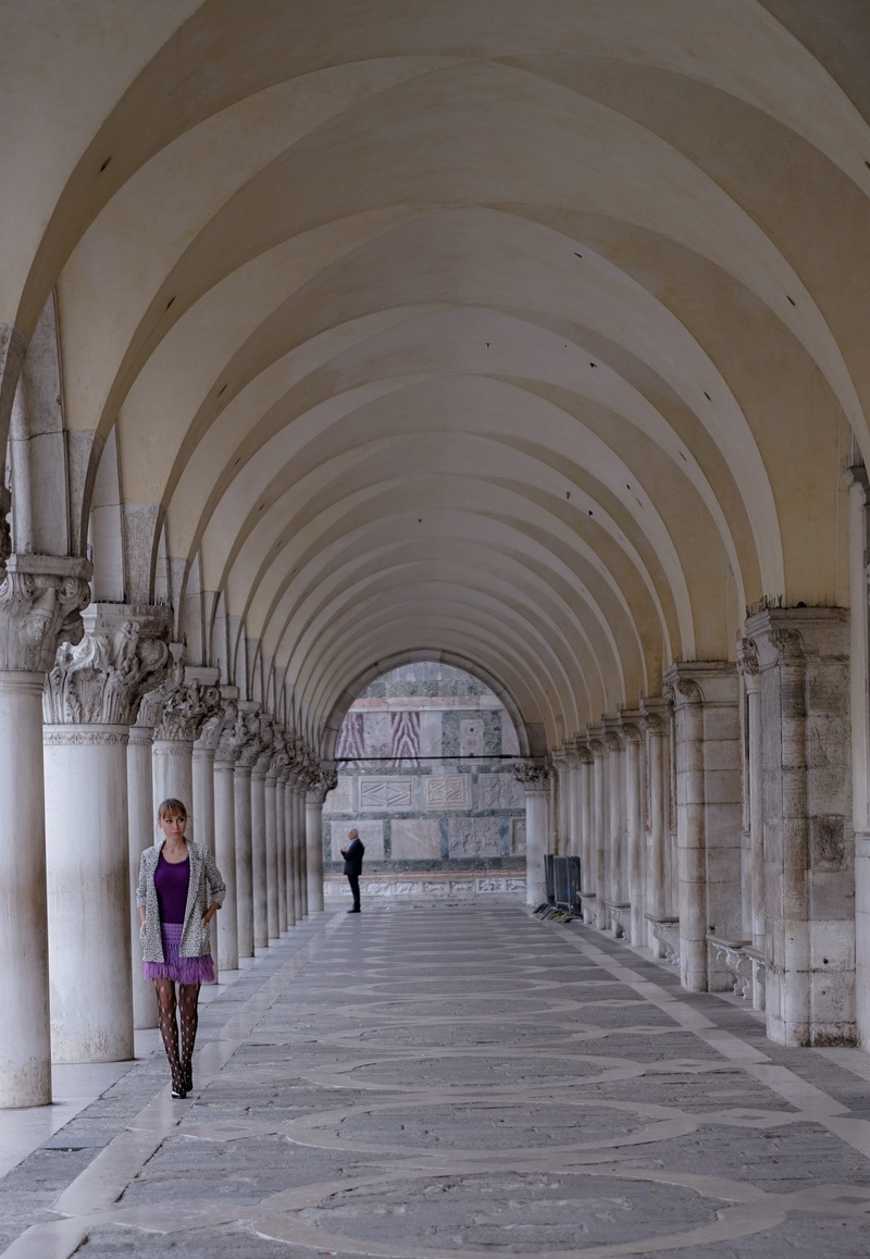 history, romantic, lifestyles, full length, woman, women, building, colonnade, venice, 4K, one person, arch, round, clothing, girl, beauty, real people