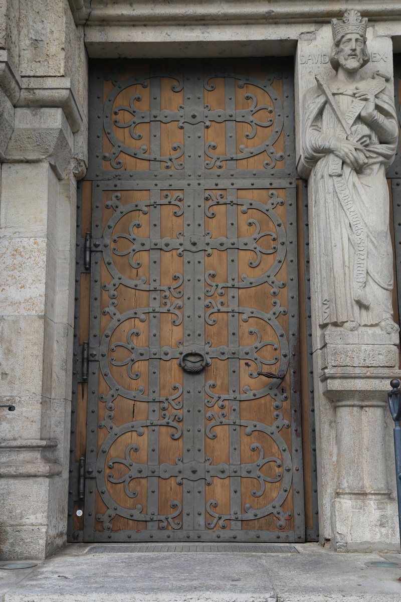outdoors, art and craft, portal, carving - craft product, safety, building, door, input, 5K, day, ornament, closed, door hardware, fitting, protection