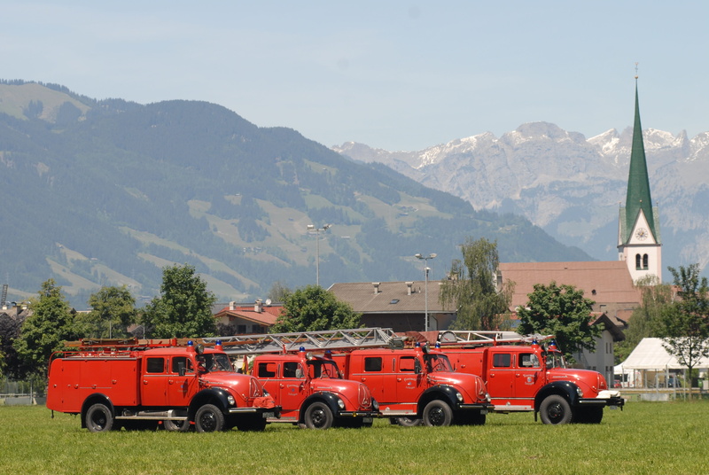 mute, sky, land vehicle, land, car, day, building exterior, transportation, turntable ladder, outdoors, mountain, plant, oldtimer, motor vehicle, fire escape