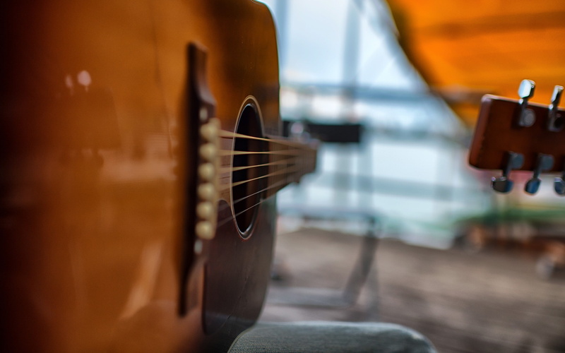 focus on foreground, electric guitar, 2K, no people, musical equipment, music, manmade, wood, home interior, double bass, still life, wood - material
