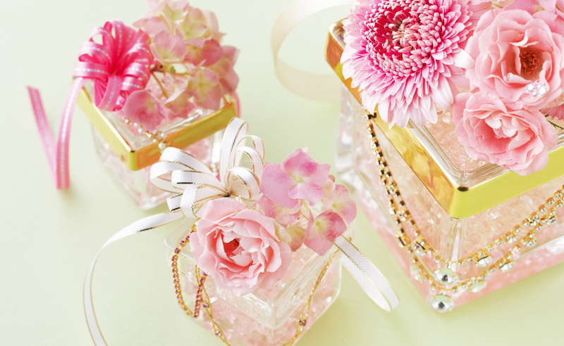 bouquet, table, indoors, freshness, flower, rose, fragility, pearl jewelry, temptation, beauty in nature, rose - flower, Presents, Holidays, nature, still life