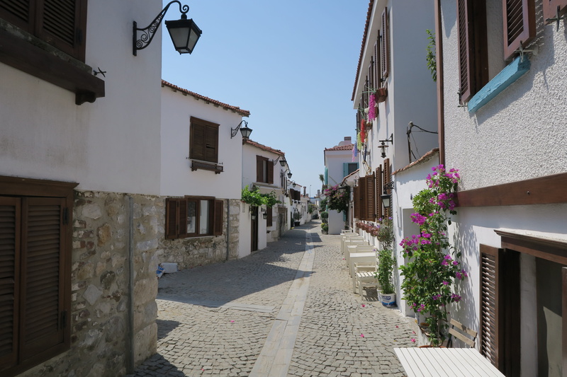 5K, house, architecture, residential district, road, homes, diminishing perspective, narrow, alley, the way forward, street, nature, window, wall, facade