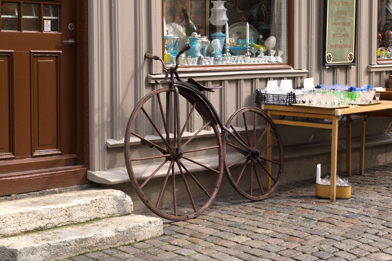 table, seat, old-fashioned, wheel, house, entrance, outdoors, Road, glass, land vehicle, city, bicycle, street, architecture, window, door, building exterior
