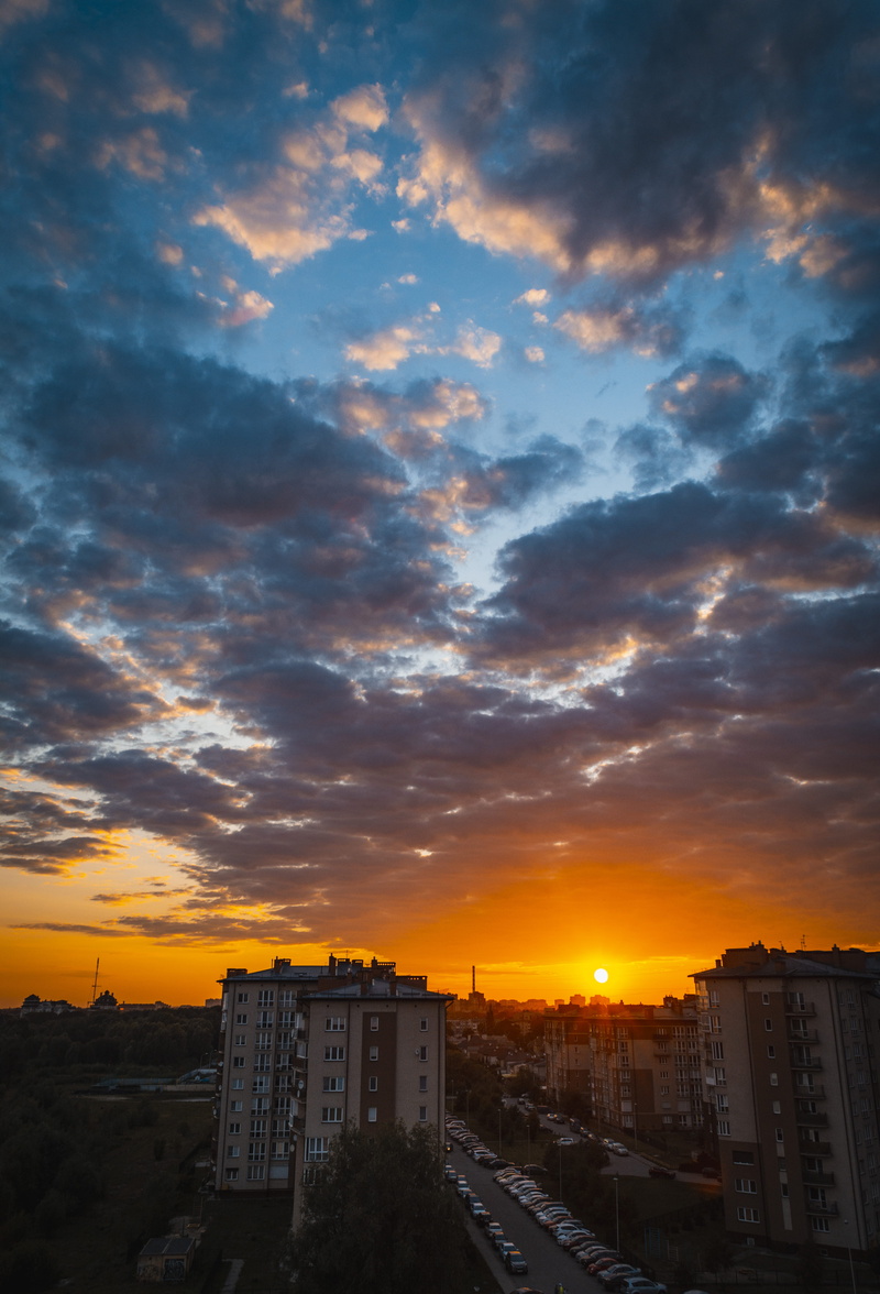 backlit, water, outdoors, sun, evening, no people, beauty in nature, nature, light, sunset, sunlight, dusk, romantic sky, sky, landscape, building exterior