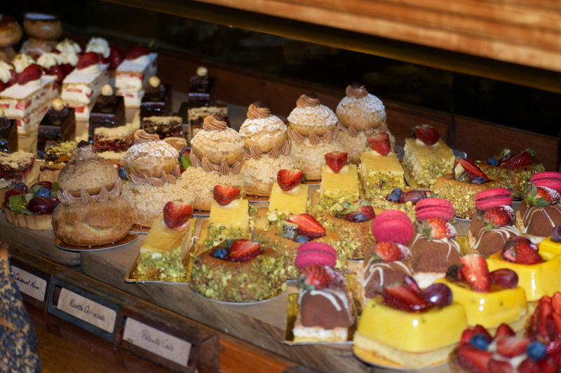 sweets, cafeteria, food, meal, large group of objects, freshness, restaurant, creme, order, confectionery, bread, dessert, choice, variation, retail display