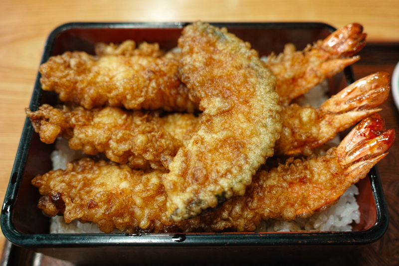 appetizer, deep fried, japanese food, meal, restaurant, chicken meat, shrimp, indoors, seafood, meat, tempura, chicken, white meat, freshness, tray, ready-to-eat