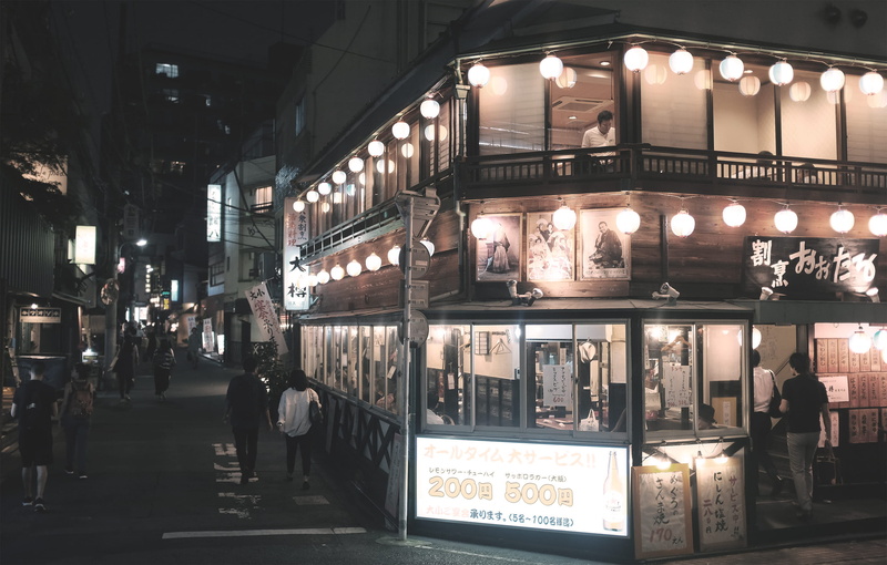 dark, japan, drinking, restaurant, eating, business, real people, incidental people, washed, lifestyles, light, cheap, lively, asia, lighting equipment