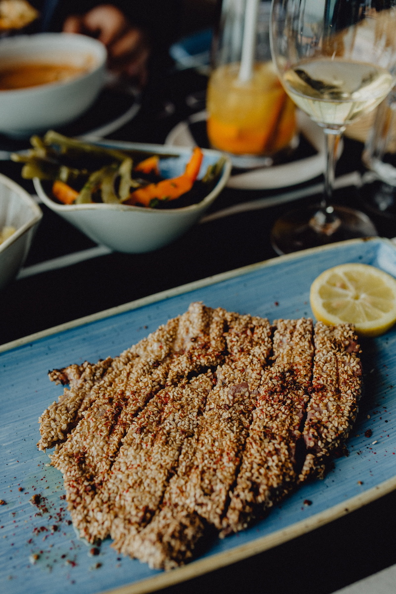 drink, seafood, 4K, tuna steak, Lagos, algarve, serving size, fruit, citrus fruit, lunch, indulgence, food and drink, dinner, table, restaurant, tuna