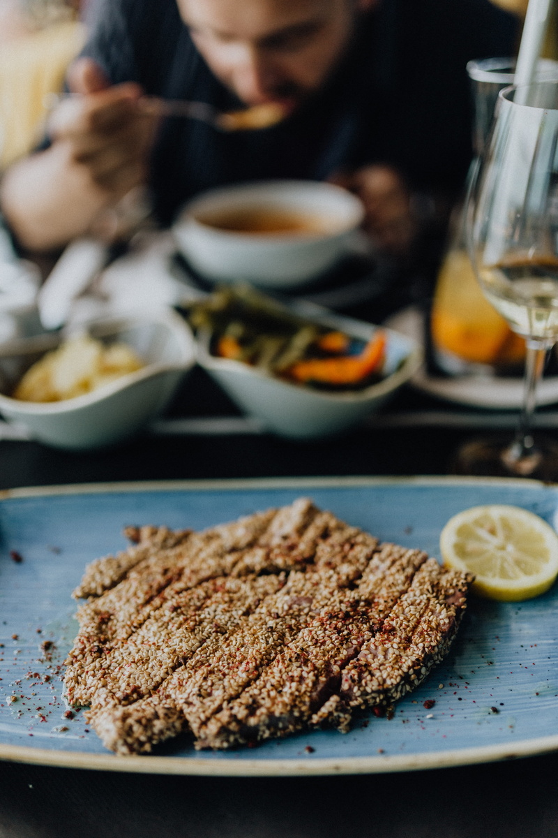glass, close-up, tuna steak, algarve, various, wellbeing, selective focus, dinner, food, o, household equipment, camilo, meal, table, lifestyles, portugal
