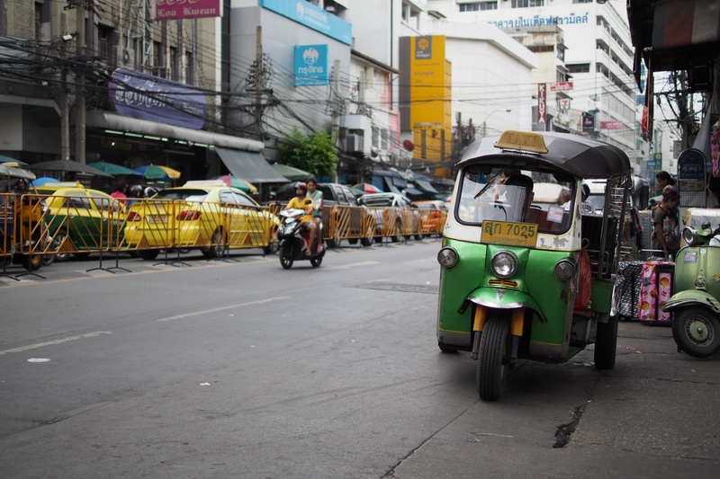 land vehicle, bangkok, architecture, jinrikisha, men, day, rickshaw, thailand, street, outdoors, real people, road, green, 1080P, built structure, market