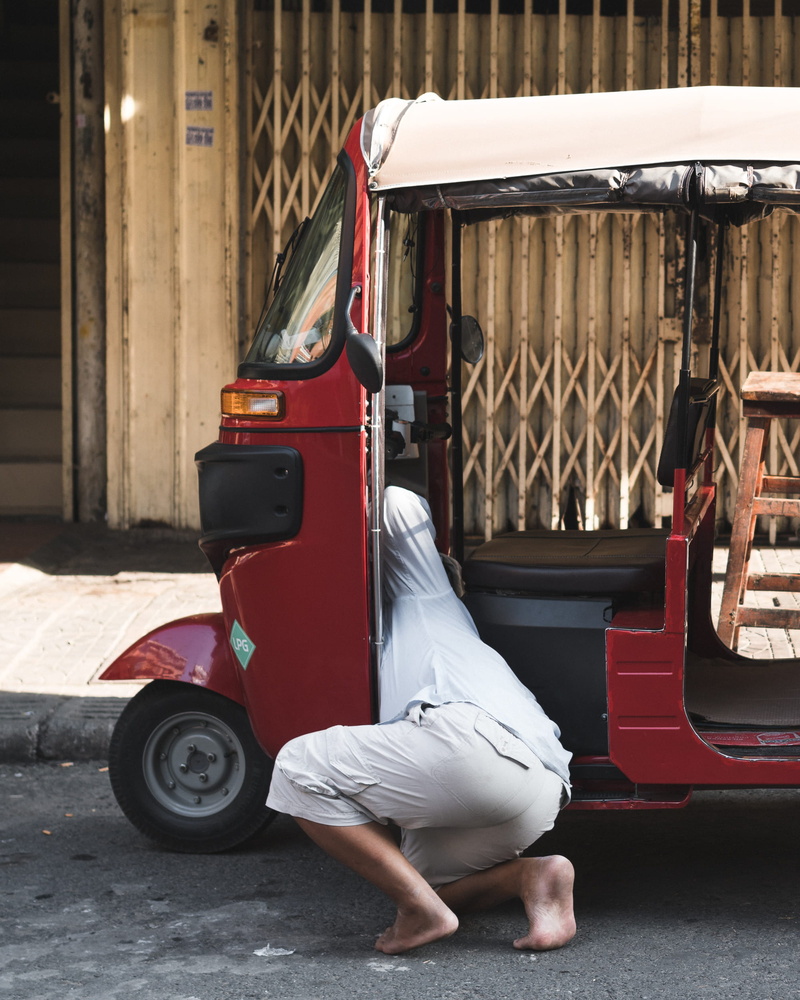 cambodia, asian car, car cleaning, real people, outdoors, rickshaw, sunlight, body, auto, street view, occupation, cleaning, one person, motor vehicle