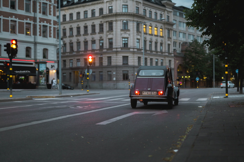 sign, avenue, asphalt, road, incidental people, oldtimer, old, mode of transportation, city life, classic, maroon, symbol, architecture, 2cv, illuminated