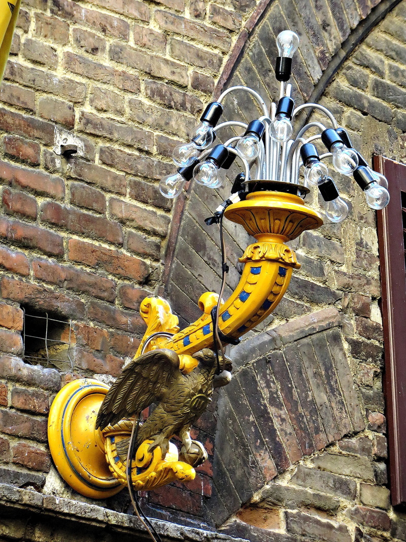 brick, italian, yellow, europe, travel, team, creativity, palio, brick wall, animal representation, eagle, vertebrate, animal, animal themes, building exterior