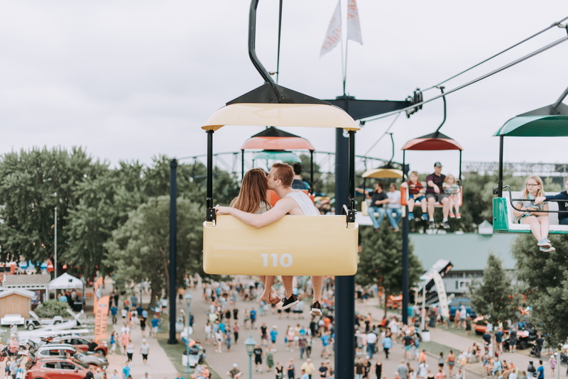 male, play, lifestyles, adventure, 5K, man, explore, fun, amusement park, crowd, people, woman, bright, cable, daytime, riding, tourist, street, outdoors