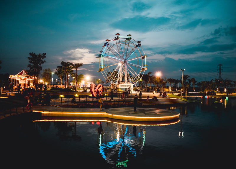 illuminated, water, amusement park ride, ferris Wheel, 5K, ferris, cloud - sky, city, dusk, nautical vessel, architecture, built structure, photography