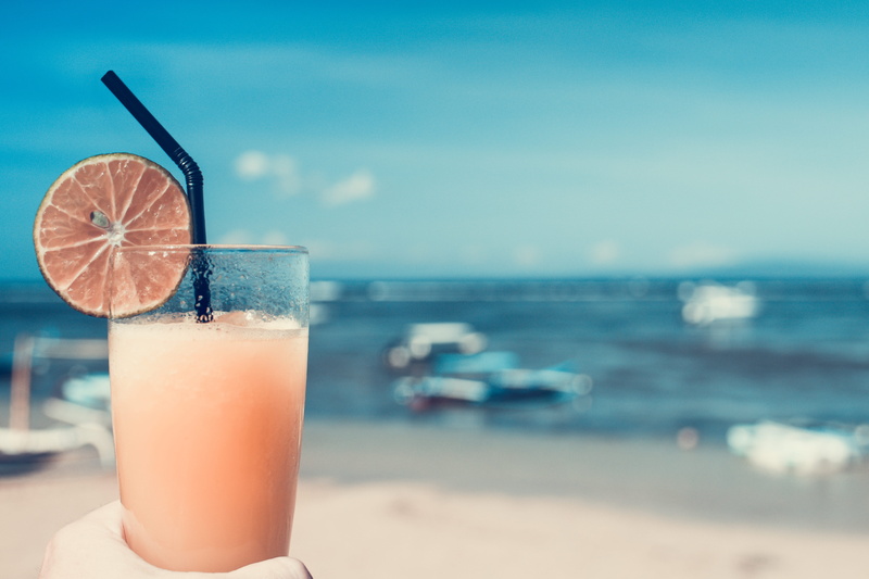 focus, sea, horizon over water, bokeh, beverage, cocktail, aperitif, citrus fruit, fresh, blur, beach, depth of field, food, freshness, fruit, background